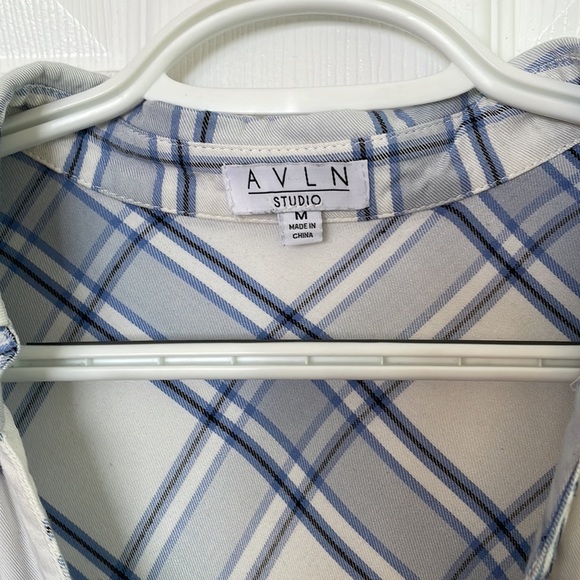 AVLN Studio - Clarion Two Pocket Top | M | light blue - Picture 2 of 3